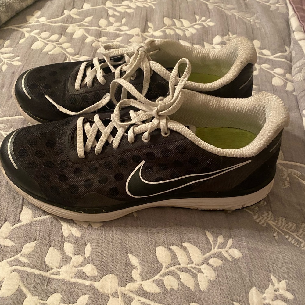 Women’s tennis shoes